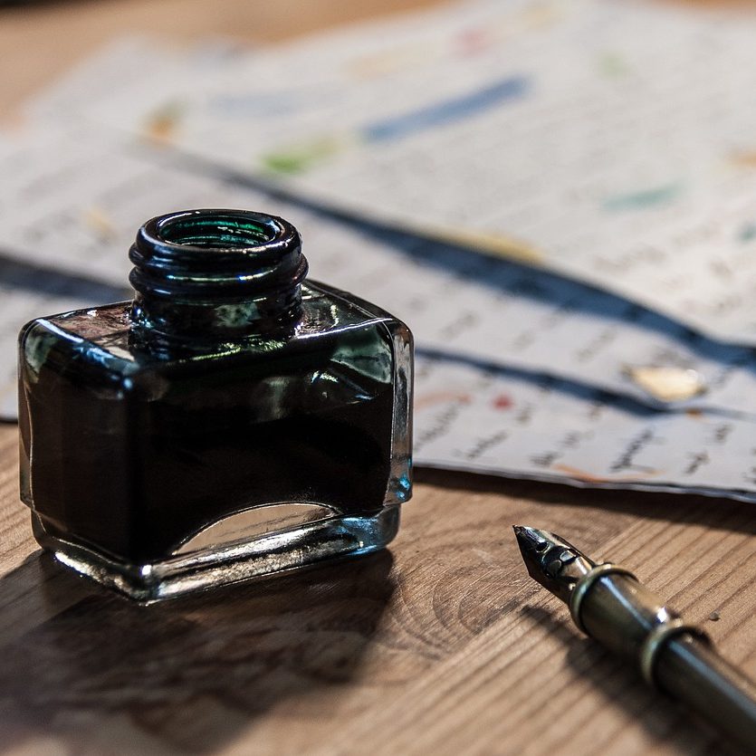 Un encrier pouvant être utilisé par un écrivain public